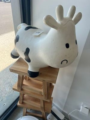 une vache en peluche posée sur une table