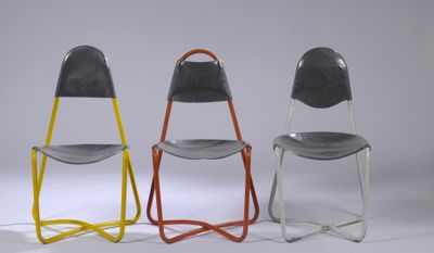trois chaises disposées côte à côte sur une surface blanche