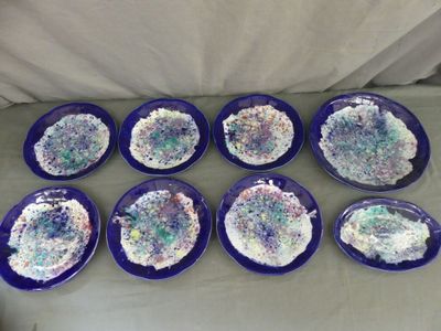 six assiettes bleues recouvertes de glaçage blanc et parsemées de vermicelles