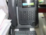 un téléphone posé sur une table