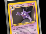 gros plan d'une carte pokemon dans un étui en plastique