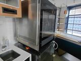 un micro-ondes posé sur le comptoir d'une cuisine
