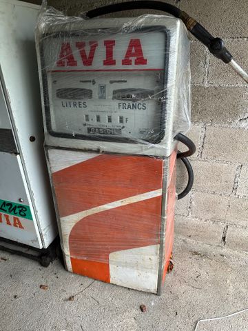 Pompe à essence AVIA. Vendu en l’état, sans garantie de fonctionn...