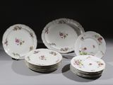 un ensemble d'assiettes ornées de fleurs, posées sur une table