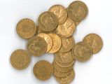une pile de pièces d'or sur une surface blanche
