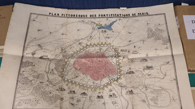 Plan pittoresque des fortifications de PARIS. A Paris chez léotau...