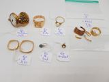beaucoup de bagues en or et d'autres bijoux sur la table