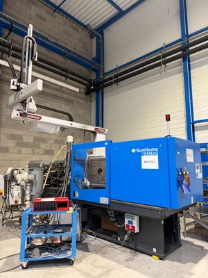 une grande machine bleue dans un grand bâtiment