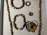 une photo d'un ensemble composé d'un collier, d'un bracelet et d'une bague, présenté dans un coffret