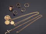 une collection de bijoux en or comprenant des bagues, des bagues et une croix