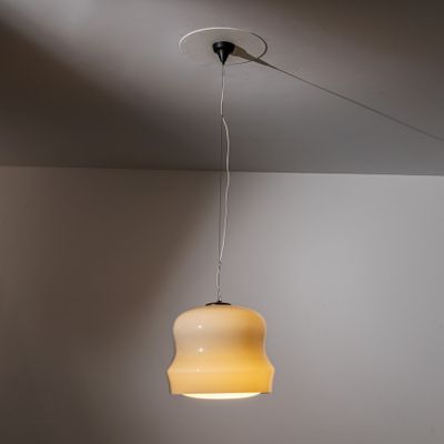 un gros plan d'une lampe suspendue au plafond d'une pièce