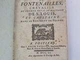 un vieux livre posé sur une table blanche à côté d'une tasse de café