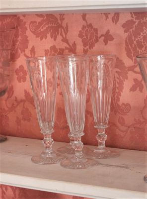 trois verres à vin posés sur une étagère dans une pièce