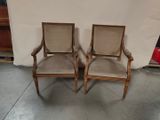 deux chaises avec un revêtement beige, revêtement beige, revêtement beige, revêtement beige, revêtement beige, revêtement beige, revêtement beige, revêtement beige