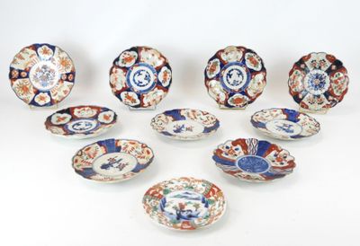 plusieurs assiettes aux motifs différents sont disposées sur une surface blanche