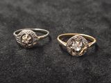 deux bagues en or et en argent serties de diamants sur un fond noir