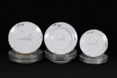 trois assiettes blanches ornées de motifs sont empilées les unes sur les autres