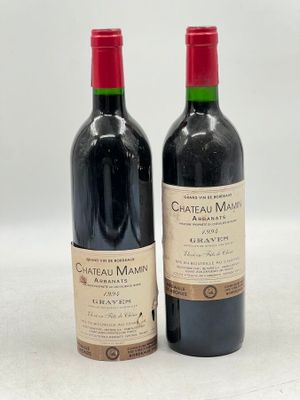 deux bouteilles de vin rouge posées l'une à côté de l'autre sur une table