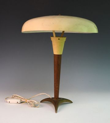 une photo d'une lampe de table à laquelle est branché un cordon d'alimentation