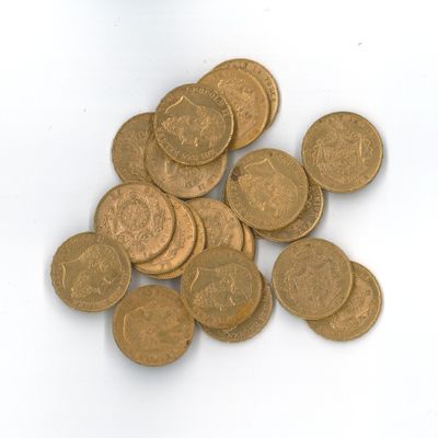 une pile de pièces d'or sur une surface blanche