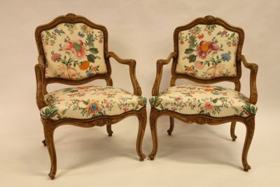 paire de fauteuils en bois sculpté de style Louis XV, avec assises rembourrées à motifs floraux