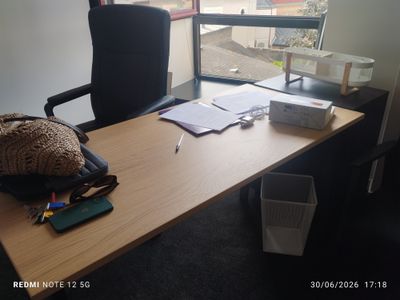 un sac posé sur un bureau devant une fenêtre