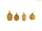 trois pendentifs en or de formes et de tailles différentes sur un fond blanc