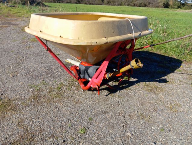 Epandeur à engrais Vicon 800L