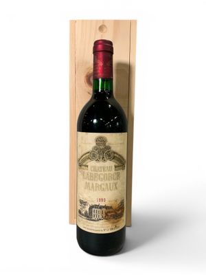 une bouteille de vin posée à côté d'une caisse en bois