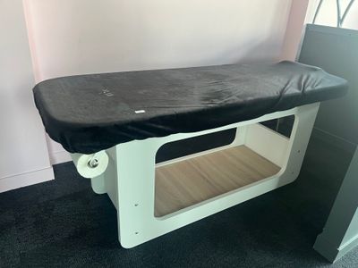 une table noire et blanche recouverte d'une nappe noire