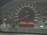 un gros plan du compteur de vitesse sur le tableau de bord d'une voiture
