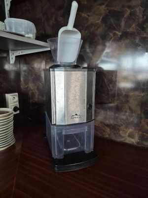 une cafetière posée sur le comptoir d'une cuisine