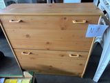 une commode en bois sur laquelle est accrochée une étiquette de prix