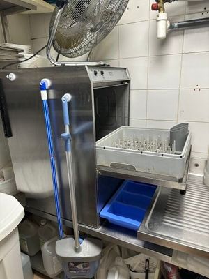 1 lave vaisselle METRO 1 table inox à dessert 1 gradin