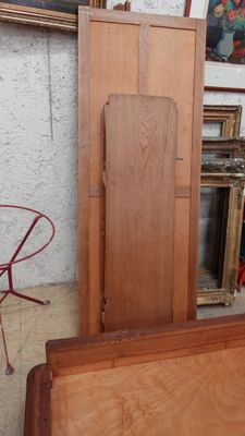 un lit avec une tête et un pied de lit en bois dans une chambre