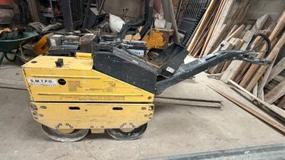 une petite machine jaune qui est garée dans un garage
