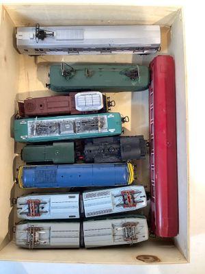 une boîte remplie de différents types de petits trains