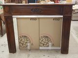 une table sur laquelle sont posées deux portes