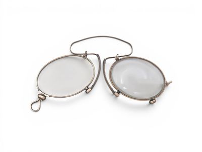 paire de verres anciens plaqués argent sur fond blanc