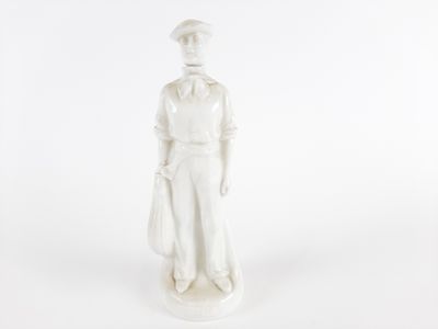 une figurine blanche représentant un homme portant un chapeau et une cravate