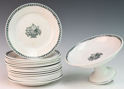 plusieurs assiettes empilées sur une table