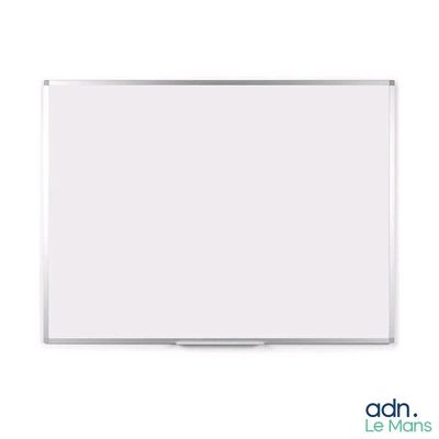 un gros plan d'un tableau blanc posé sur une surface blanche