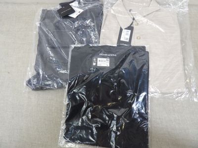 deux t-shirts emballés dans du plastique, posés par terre