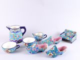 une image représentant un ensemble d'objets en porcelaine bleus et roses