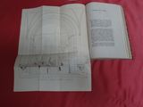 un livre ouvert sur lequel figure le dessin d'un bâtiment