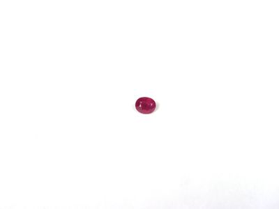 un petit objet rouge au milieu d'un fond blanc