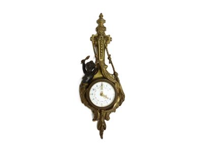 une horloge accrochée au mur sur laquelle est représenté un oiseau