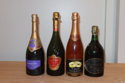 plusieurs bouteilles de vin posées sur une table en bois