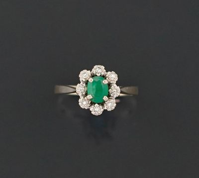 Bague en or gris rhodié 18K 750 millièmes ornée d'une émerau…