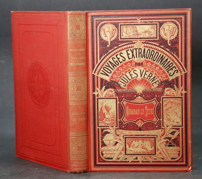 un vieux livre à la couverture rouge posé sur une table